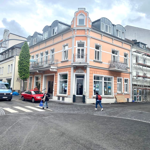 Zwei Passantinnen laufen durch die wieder aufgebaute Innenstadt von Bad Neuenahr-Ahrweiler. Manche Häuser werden aktuell noch renoviert.