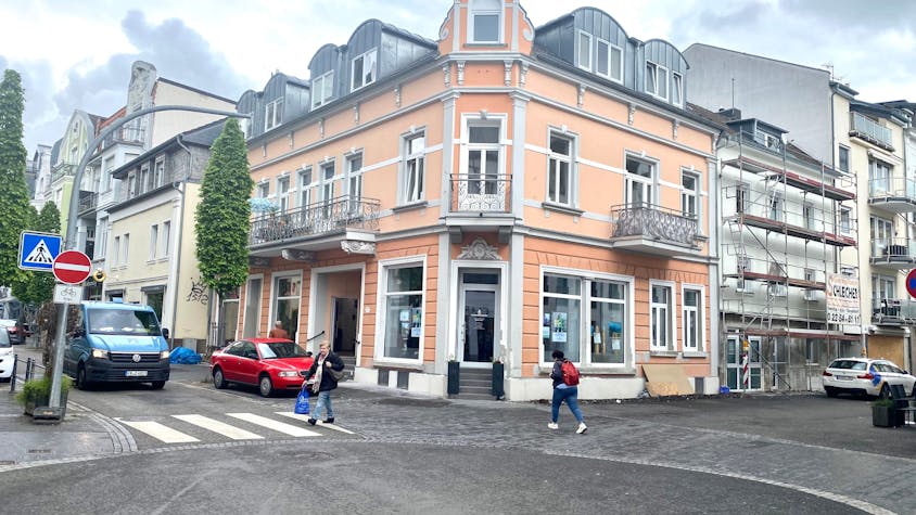 Zwei Passantinnen laufen durch die wieder aufgebaute Innenstadt von Bad Neuenahr-Ahrweiler. Manche Häuser werden aktuell noch renoviert.