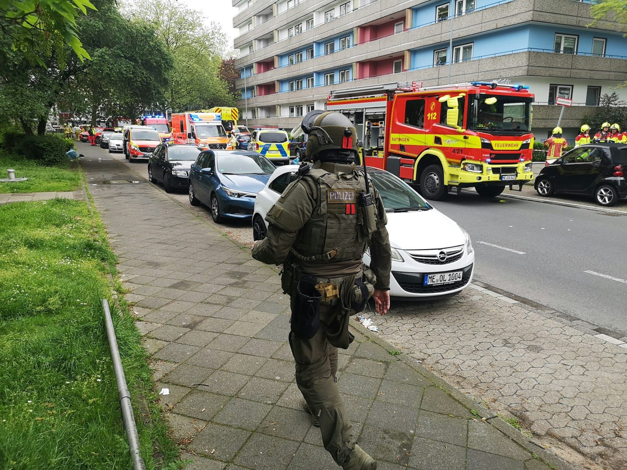 Ratingen: Polizeibeamte und Feuerwehr vor einem Hochhaus. Bei einer Explosion am Donnerstagvormittag wurden mehrere Menschen verletzt.