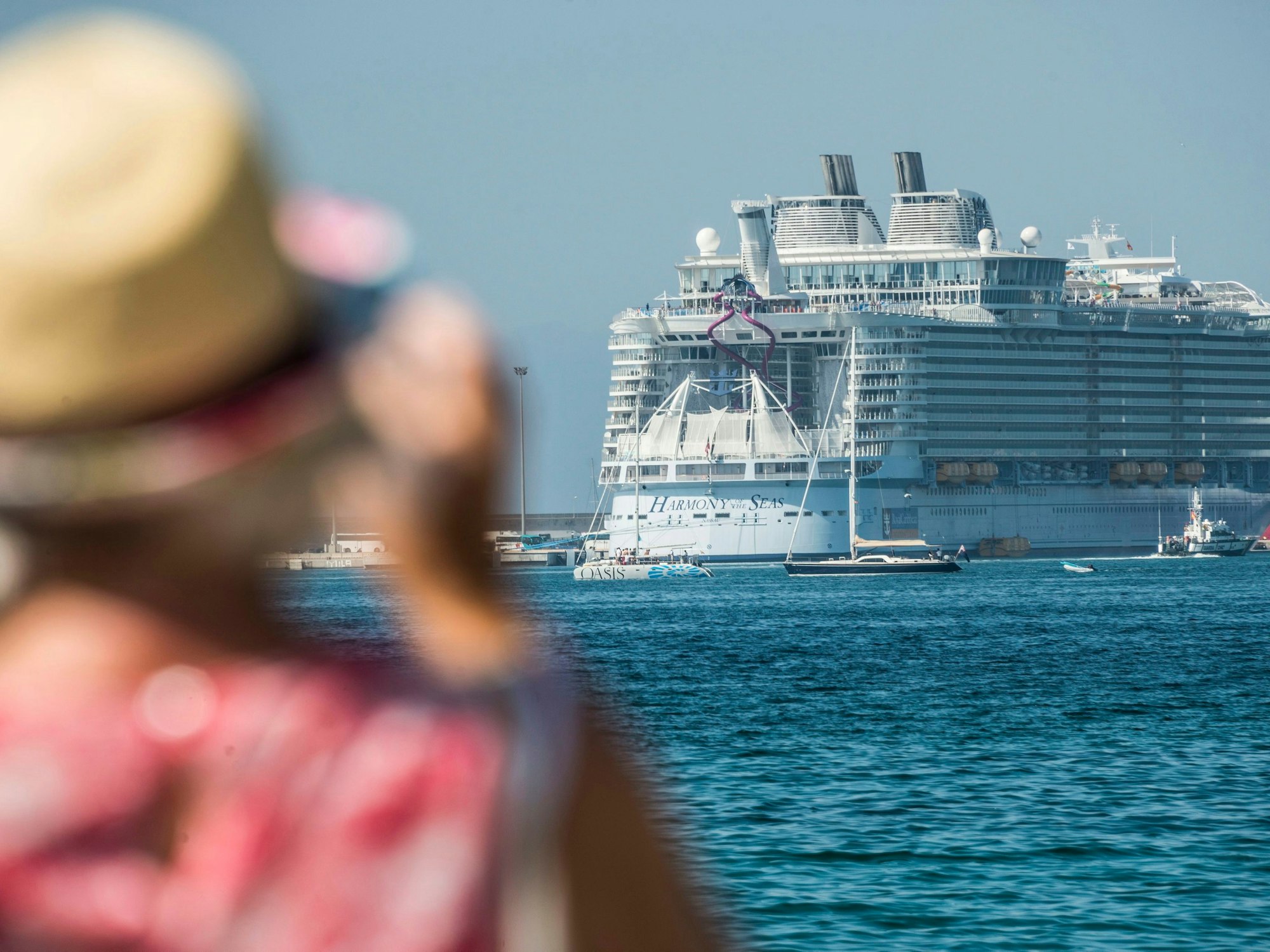 Das Kreuzfahrtschiff „Harmony of the Seas“ der Reederei „Royal Carribean“ beim Einlauf in Palma, Mallorca. Bei einer Kreuzfahrtreise durch die Karibik filmte ein Passagier über 150 Gäste des Schiffes. Er hatte eine WLAN-Kamera auf einer öffentlichen Toilette versteckt.