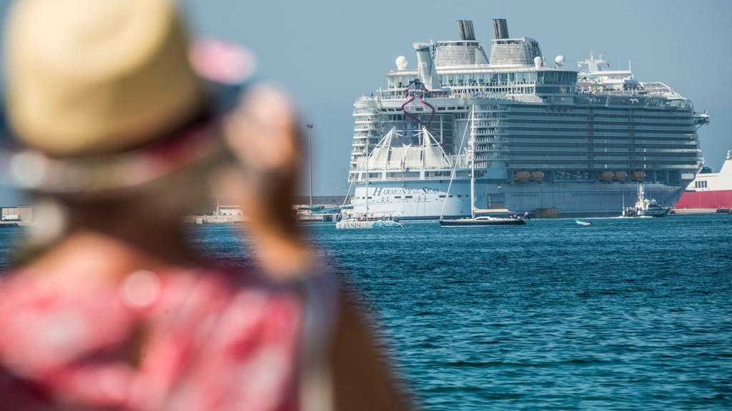 Das Kreuzfahrtschiff „Harmony of the Seas“ der Reederei „Royal Carribean“ beim Einlauf in Palma, Mallorca. Bei einer Kreuzfahrtreise durch die Karibik filmte ein Passagier über 150 Gäste des Schiffes. Er hatte eine WLAN-Kamera auf einer öffentlichen Toilette versteckt.