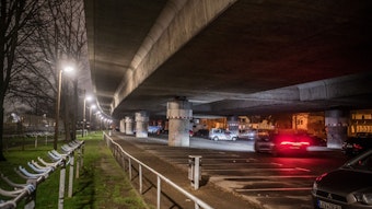 Nachtaufnahme unter der Stelzenautobahn, Hochstraße, Autobahn 1, Küppersteg. Foto: Ralf Krieger