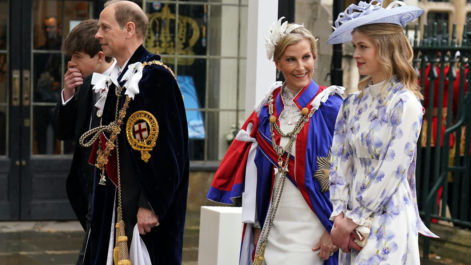 Prinz Edward, Herzog von Edinburgh, und seine Frau Sophie, Herzogin von Edinburgh, kommen mit Tochter Lady Louise Windsor (r) und ihrem Sohn James Alexander Mountbatten-Windsor, Earl of Wessex, vor der Krönungszeremonie von König Charles III. und Königin Camilla in der Westminster Abbey in London an.