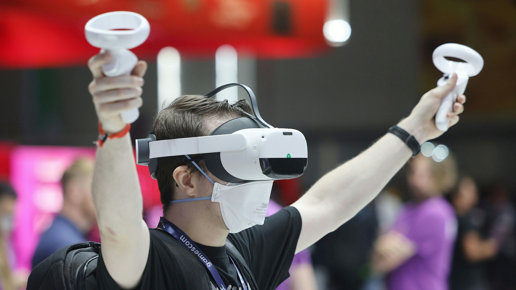 Ein Messebesucher testet mit einer VR-Brille (Virtual Reality) ein Computerspiel.