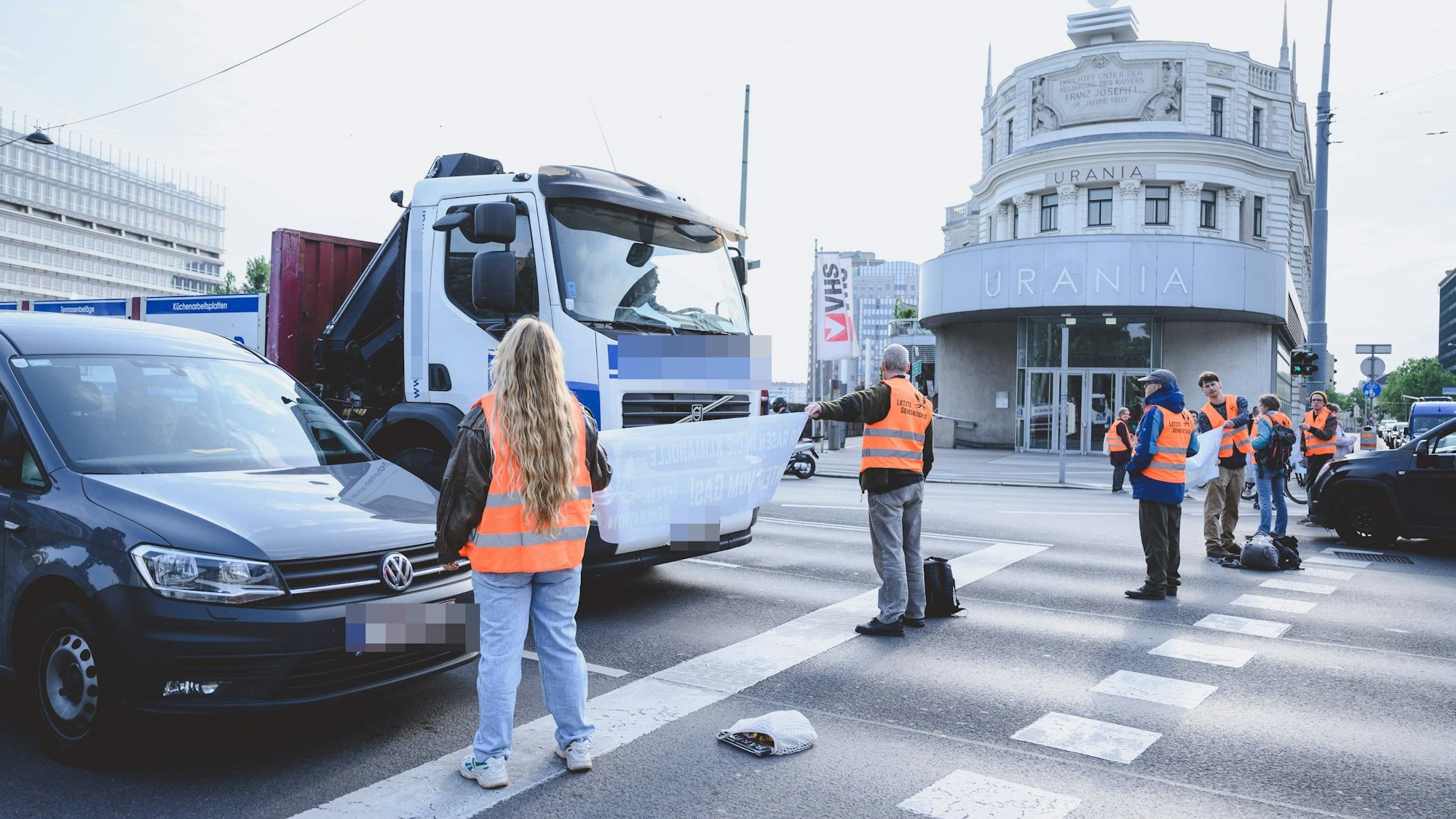 Blockade der Gruppe Letzte Generation in Wien (Archivbild). Die Aktivistinnen und Aktivisten sollen einen Rettungswagen blockiert haben.