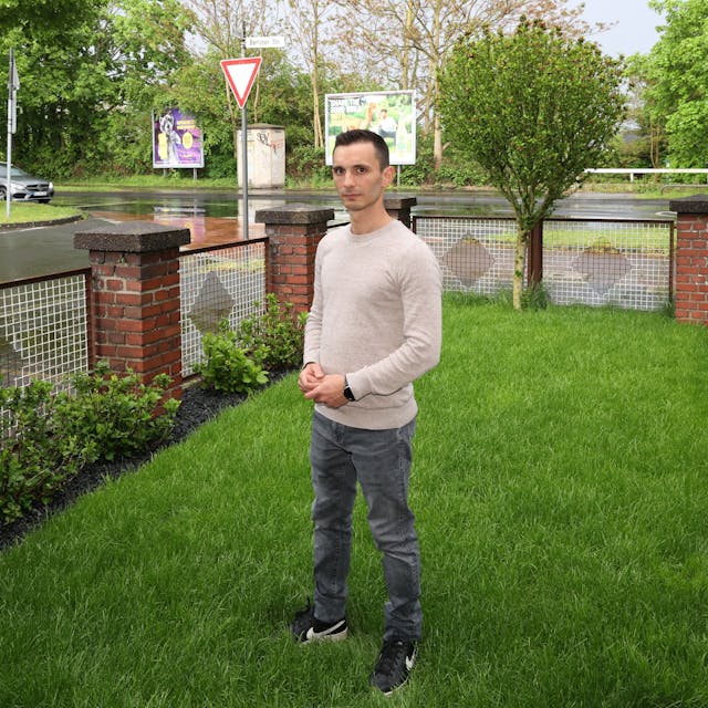 Muhammet Akcamuz steht in seinem Vorgarten, von dem aus er einen Taxiräuber vertrieben hat.