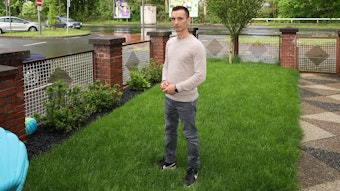 Muhammet Akcamuz steht in seinem Vorgarten, von dem aus er einen Taxiräuber vertrieben hat.