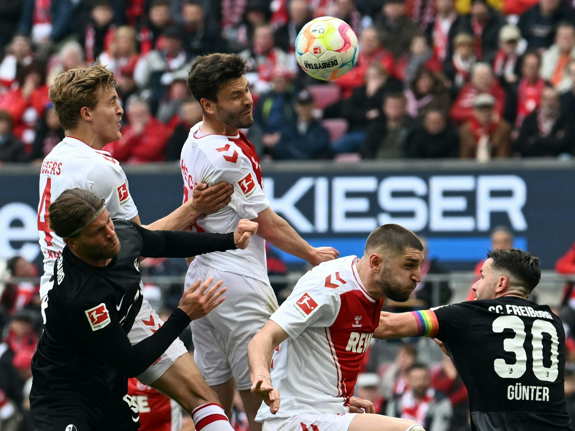 Kölns Jonas Hector (r) und Freiburgs Lucas Höler kämpfen um den Ball.