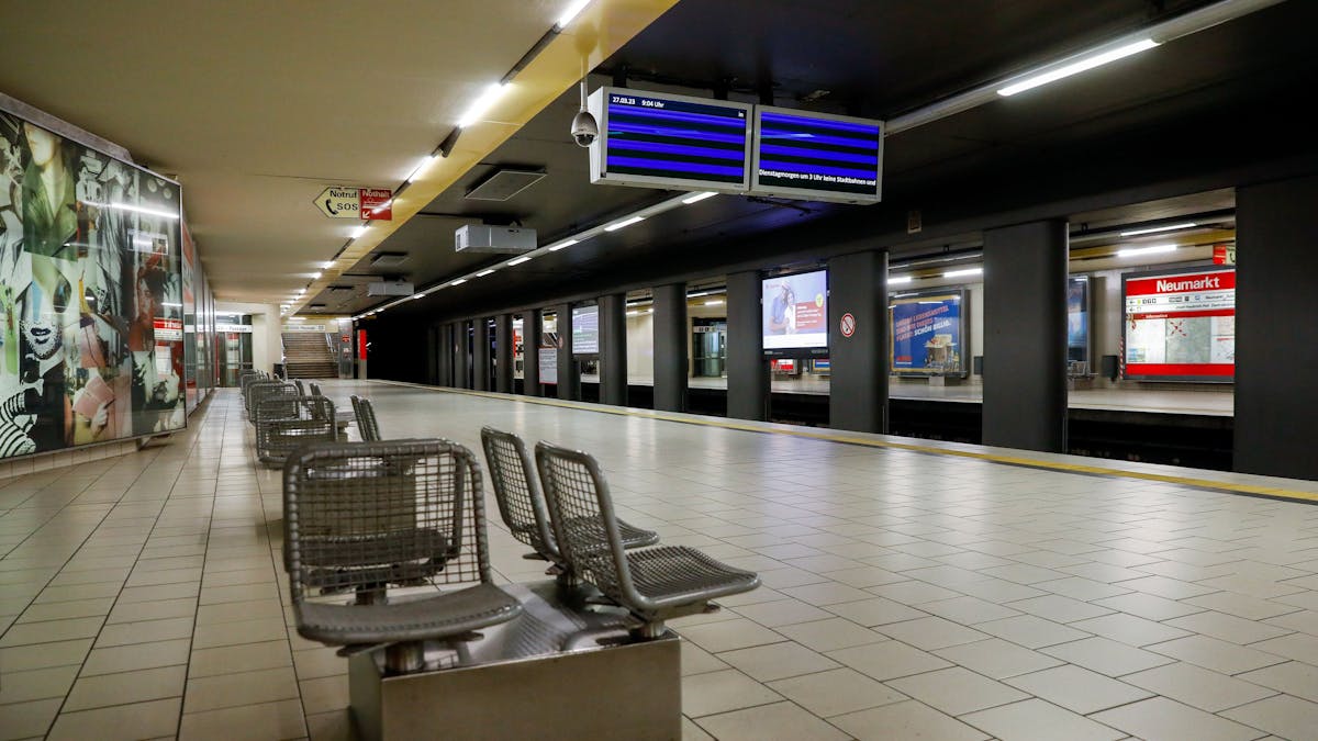 Blick auf den leeren Bahnsteig an der KVB-Haltestelle Neumarkt.