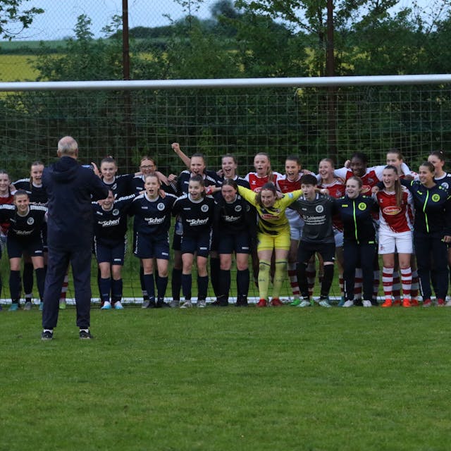 Die U17-Mannschaften des VfL Kommern und des 1. FC Köln stehen gemeinsam im Tor und lassen sich fotografieren.