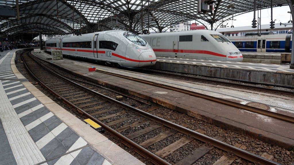 Zwei ICE der Deutschen Bahn stehen im Hauptbahnhof in Köln