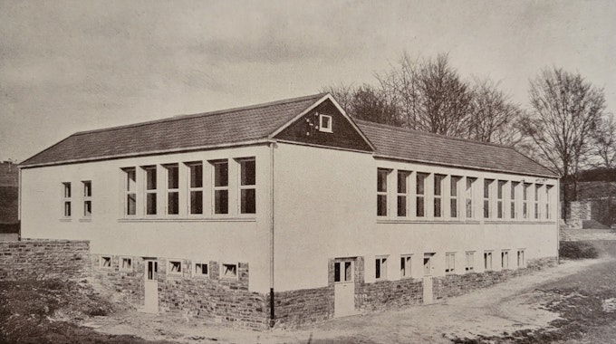 Im Jahr 1948 wurde in Kotthausen der Grundstein für eine damals noch achtklassige Volksschule gelegt, in der bis 1976 Schulbetrieb herrschte.
