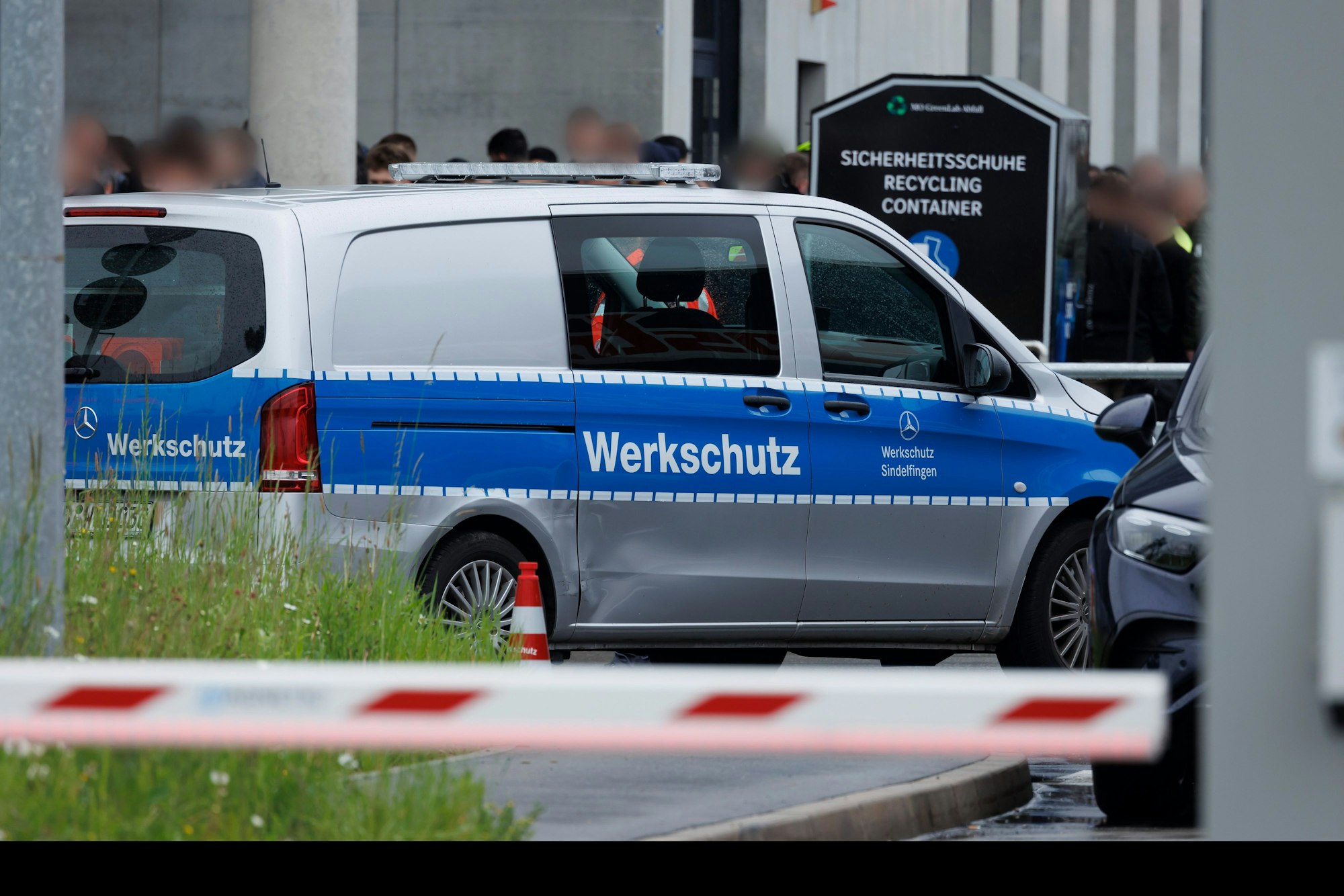 Sindelfingen: Am Tor 5 zum Werksgelände steht ein Fahrzeug mit der Aufschrift "Werkschutz". Bei Schüssen auf einem Werksgelände von Mercedes-Benz in Sindelfingen gab es Tote.