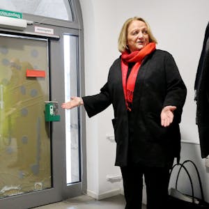 Sabine Leutheusser-Schnarrenberger (FDP), Antisemitismusbeauftragte von Nordrhein-Westfalen, steht in Essen am ehemaligen Rabbinerhaus an der Alten Synagoge vor einer Glastür mit Einschusslöchern.