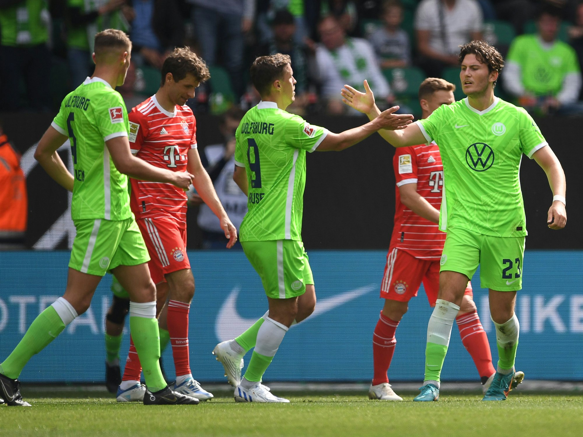 Wolfsburgs Jonas Wind (r) klatscht nach seinem Tor zum 1:2 mit Wolfsburgs Max Kruse ab.
