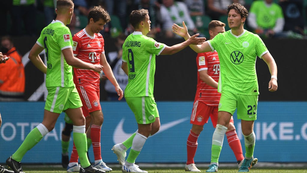 Wolfsburgs Jonas Wind (r) klatscht nach seinem Tor zum 1:2 mit Wolfsburgs Max Kruse ab.