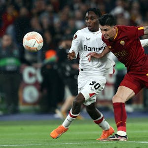 Rome, Italy 11.05.2023: Jeremie Frimpong of Leverkusen, Roger Ibanez of Roma in action during the UEFA EUROPA LEAGUE 2022/2023, semifinal football match AS Roma vs Bayer 04 Leverkusen at Olympic stadium in Rome, Italy. PUBLICATIONxNOTxINxITA Copyright: xmarcoxiacobuccix/xipa-agency.netx/xmarcoxiacobuccix 0 IPA_IPA37878407