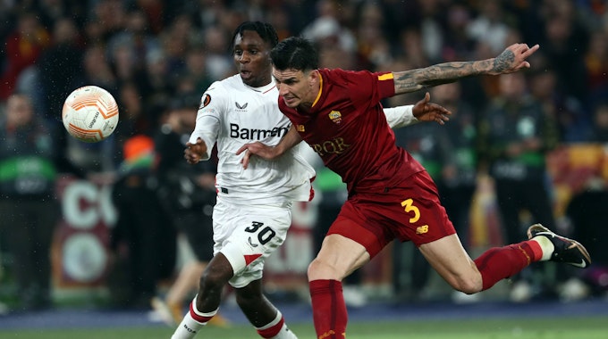 Rome, Italy 11.05.2023: Jeremie Frimpong of Leverkusen, Roger Ibanez of Roma in action during the UEFA EUROPA LEAGUE 2022/2023, semifinal football match AS Roma vs Bayer 04 Leverkusen at Olympic stadium in Rome, Italy. PUBLICATIONxNOTxINxITA Copyright: xmarcoxiacobuccix/xipa-agency.netx/xmarcoxiacobuccix 0 IPA_IPA37878407