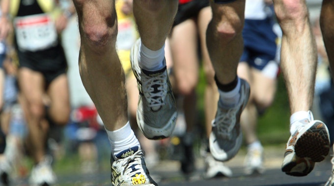 Beine von Marathon-Läufern in Aktion. (Symbolbild)
