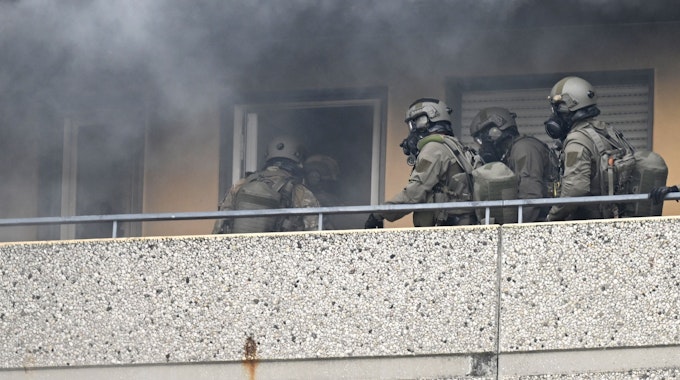 Spezialkräfte stürmen die Wohnung in einem Ratinger Hochhaus, nachdem dort mehrere Polizeibeamte und Feuerwehrleute durch eine Explosion zum Teil lebensgefährlich verletzt wurden.
