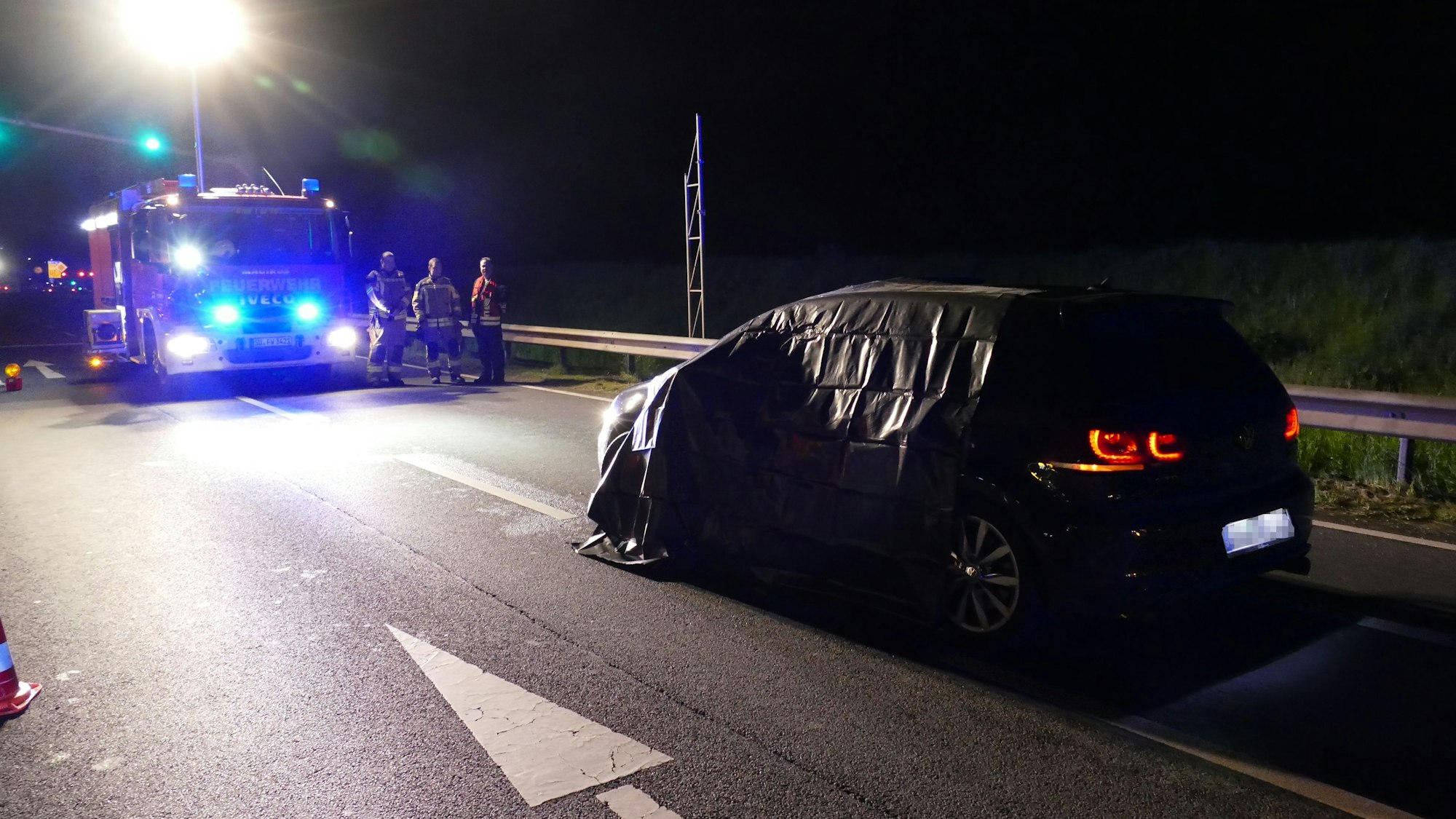 Die Bonner Kriminalpolizei erfasst Spuren nach dem Mordversuch auf einen Autofahrer in Bornheim.