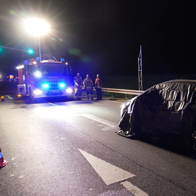 Die Bonner Kriminalpolizei erfasst Spuren nach dem Mordversuch auf einen Autofahrer in Bornheim.