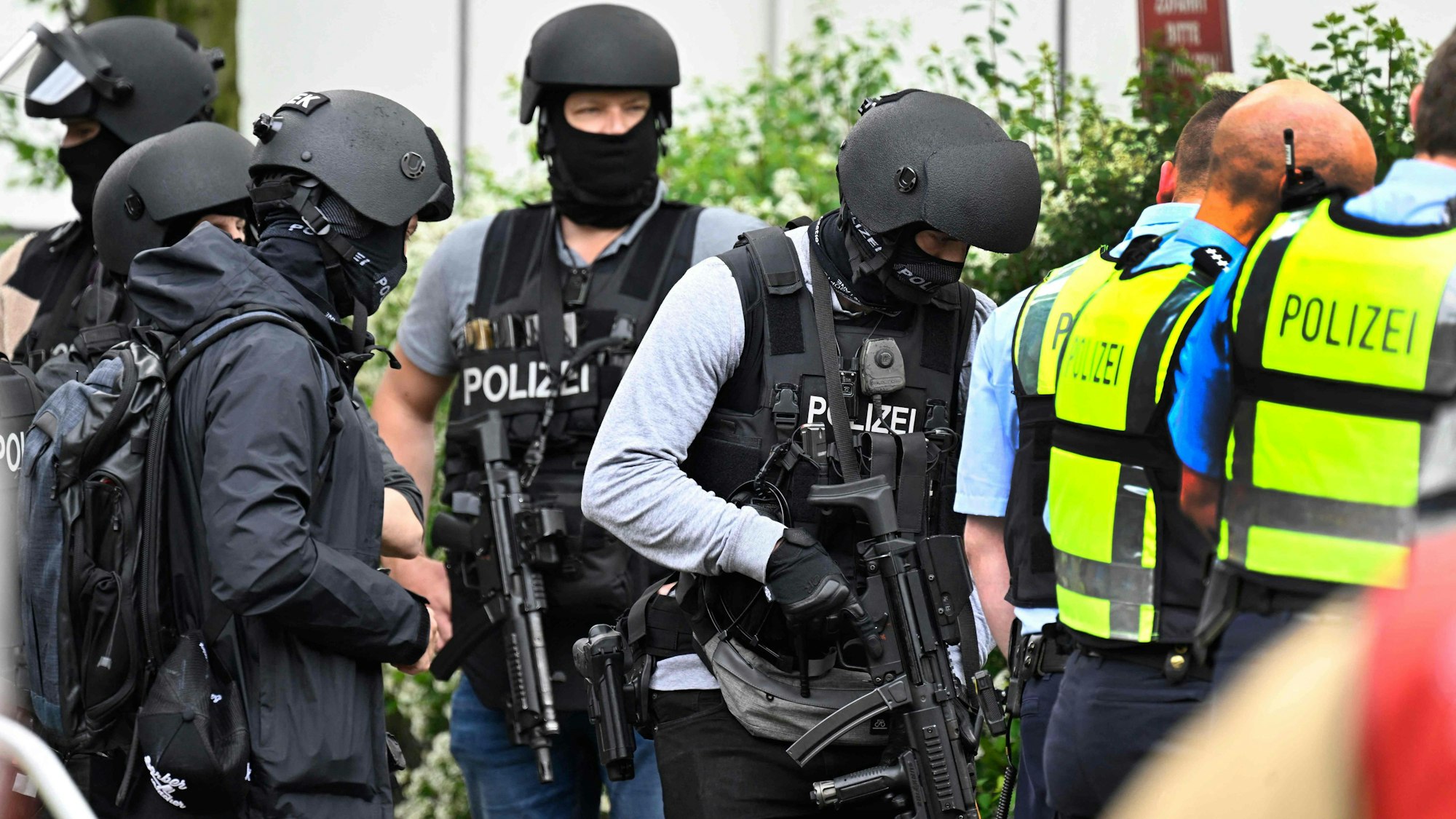 Spezialkräfte der Polizei im Einsatz in Ratingen.