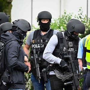 Spezialkräfte der Polizei im Einsatz in Ratingen.&nbsp;