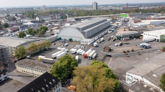 Das Bild zeigt die denkmalgeschützte Großmarkthalle in Raderberg.