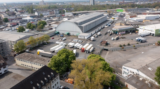 Das Bild zeigt die denkmalgeschützte Großmarkthalle in Raderberg.