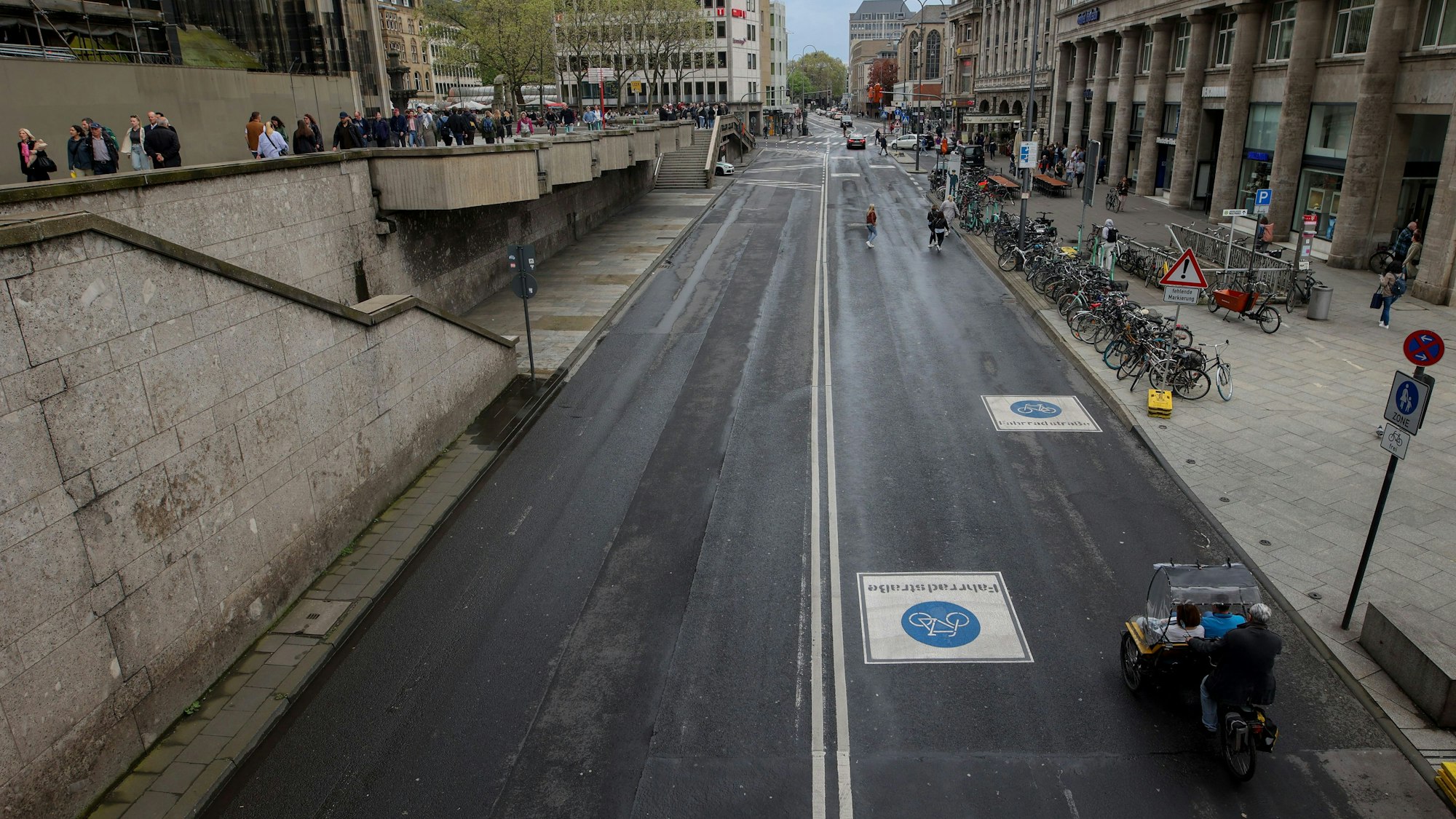Ein Radfahrer fährt auf der neu angelegten Fahrradstraße in der Trankgasse am Dom in Köln.