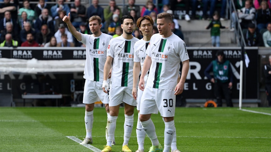 Nico Elvedi, Ko Itakura, Ramy Bensebaini und Christoph Kramer (v. r. n. l.) von Borussia Mönchengladbach am 9. April 2023 im Spiel gegen den VfL Wolfsburg in Erwartung einer gegnerischen Ecke.