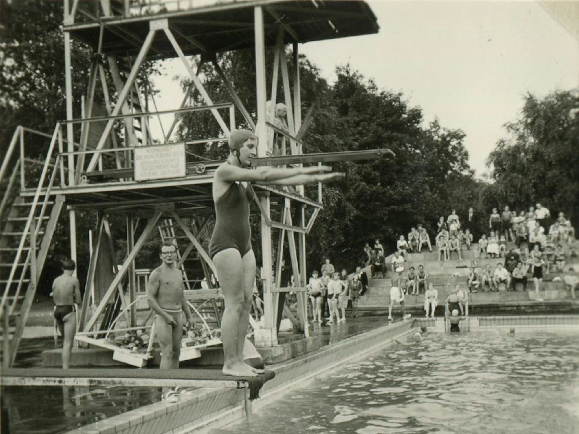 Bei einem Wettkampf im Stadionbad Köln wurde dieses Foto aufgenommen. Vermutlich von 1954.
