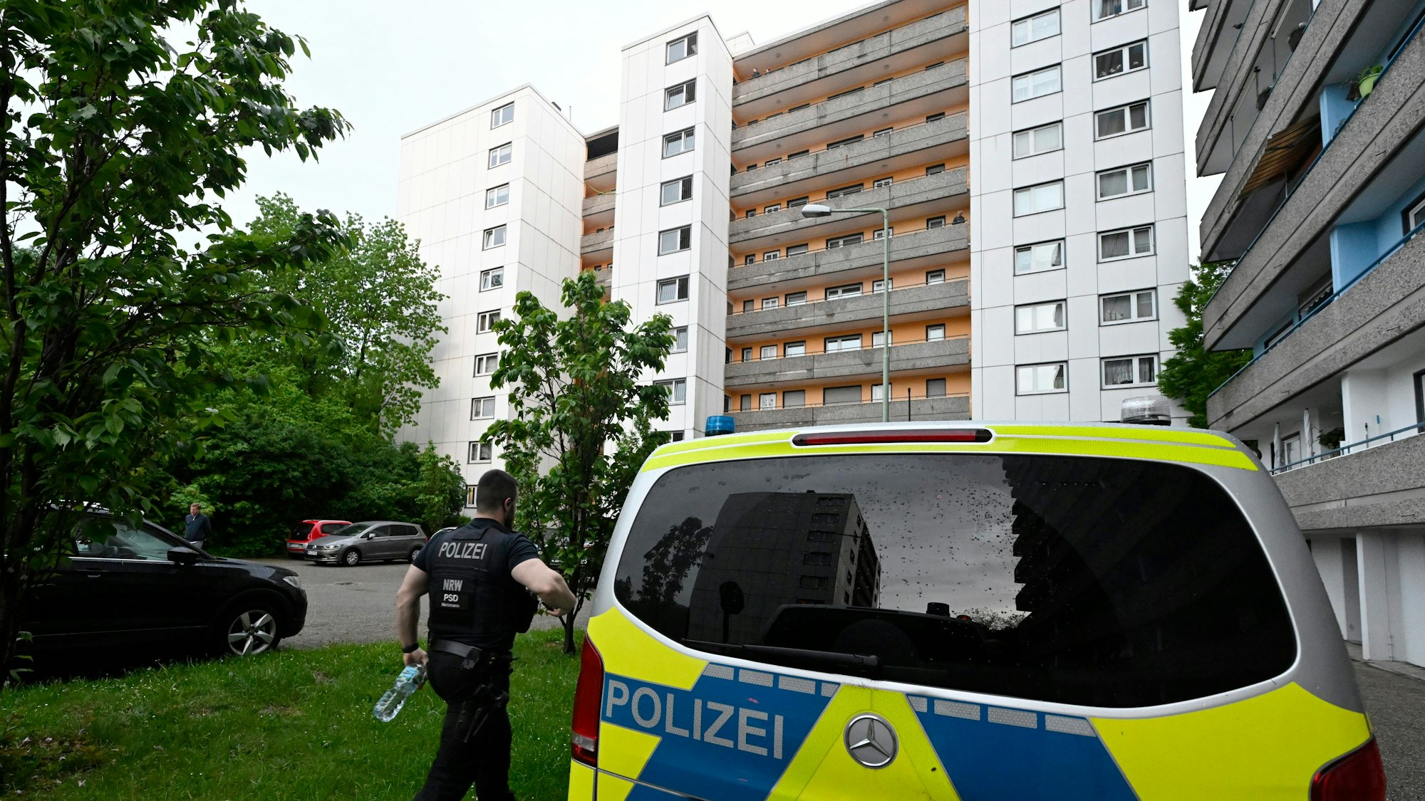 12.05.2023, Nordrhein-Westfalen, Ratingen: Polizisten sichern den Tatort in einem Hochhaus am Tag nachdem eine Explosion mehrere Einsatzkräfte von Polizei und Feuerwehr schwer verletzt hatte. Foto: Roberto Pfeil/dpa +++ dpa-Bildfunk +++