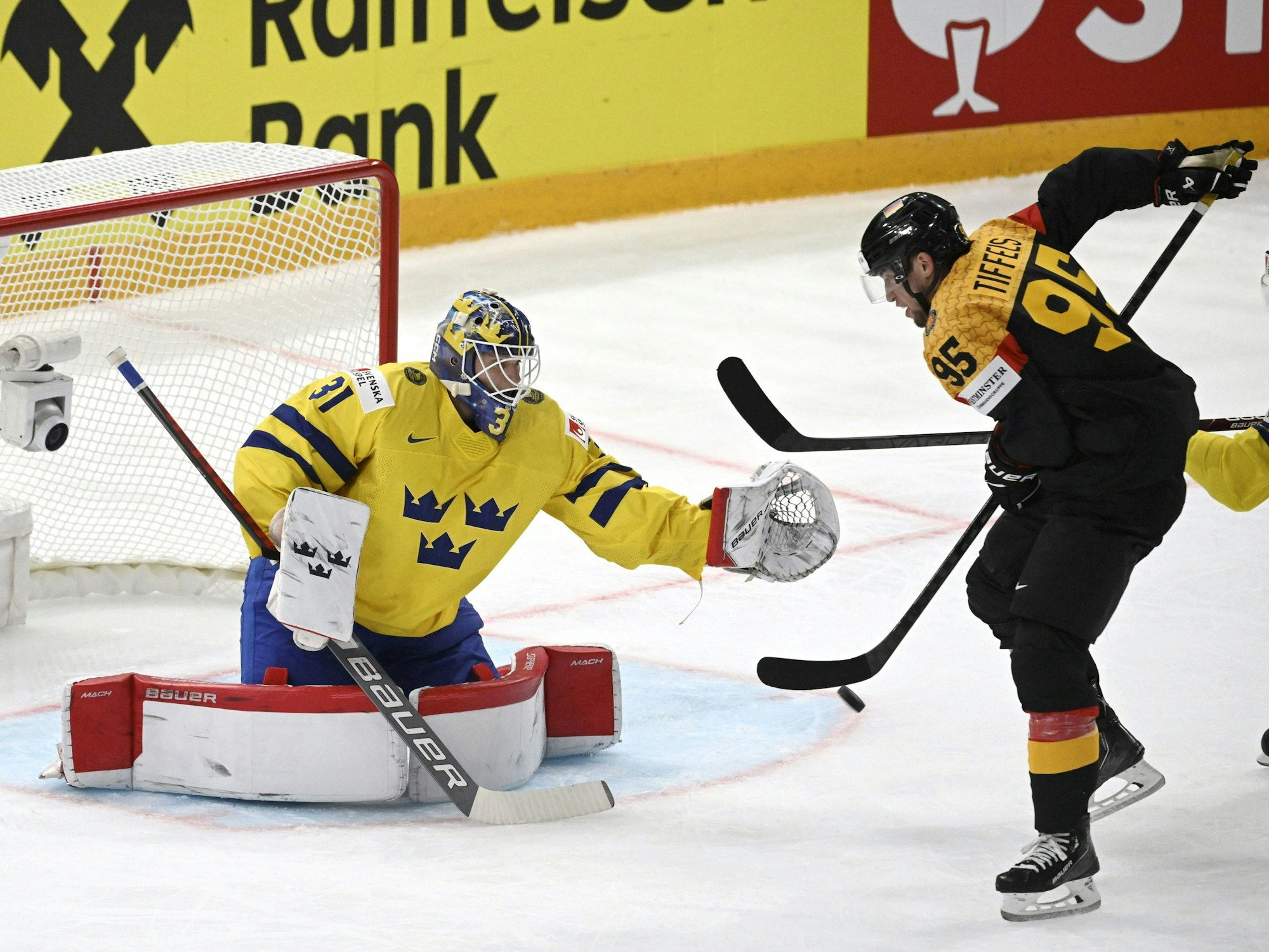 Eishockey-WM: Schweden gegen Deutschland. Frederik Tiffels (r) aus Deutschland gegen Torhüter Lars Johansson aus Schweden.