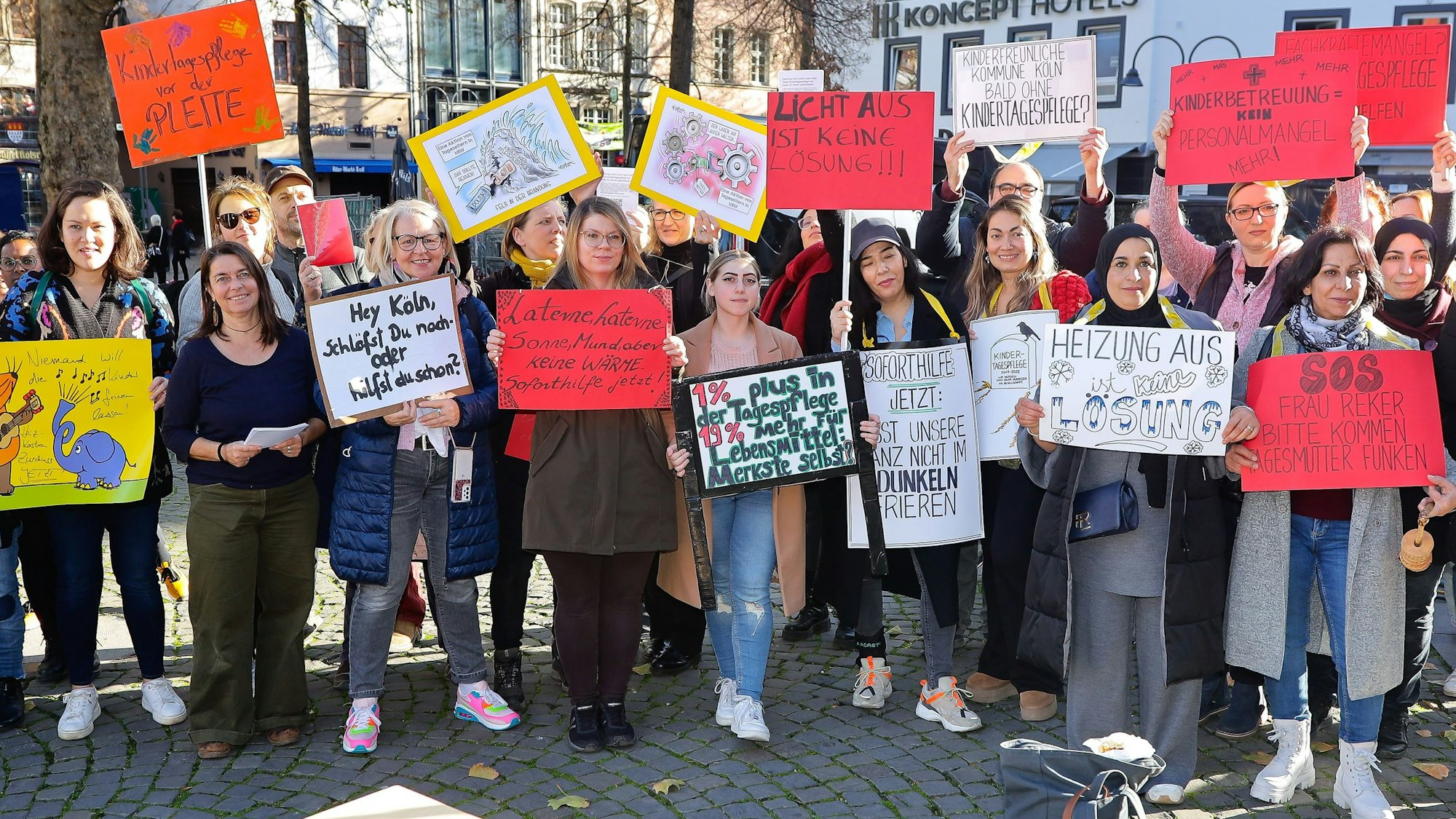 Tageseltern demonstrieren auf dem Alter Markt in Köln für eine bessere Bezahlung.
