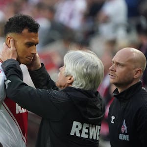 Davie Selke vom 1. FC Köln wird behandelt.
