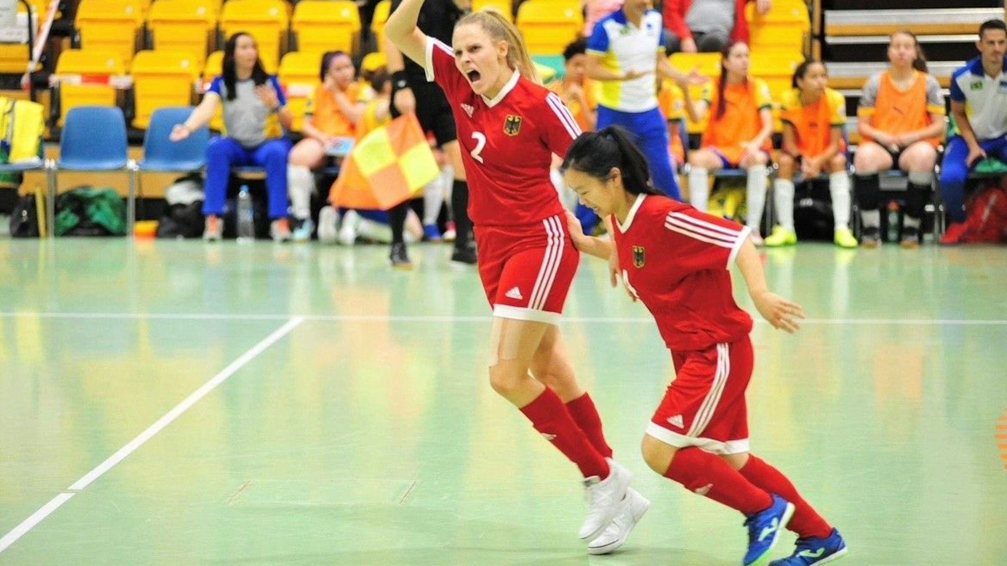 Claire Alfes (l.) und eine Mitspielerin der deutschen Gehörlosen-Futsal-Nationalmannschaft.