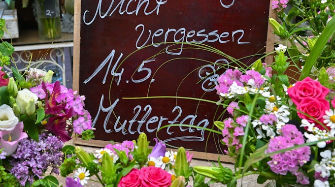Ein Schild zum Muttertag steht in der Blumenscheune Heinrich in Brandenburg.&nbsp;