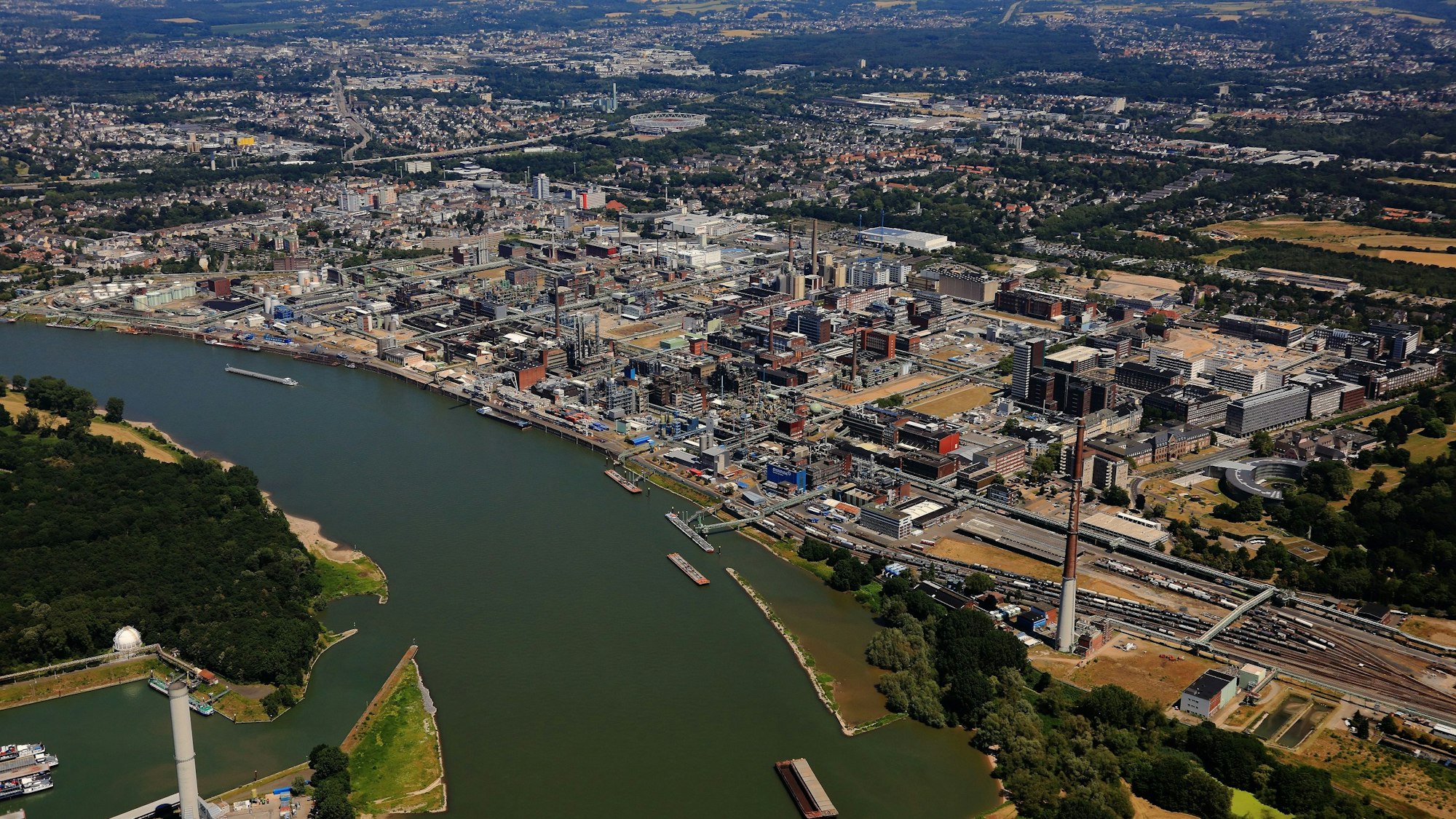 Luftbild der Covestro-Betriebe im Leverkusener Chempark.