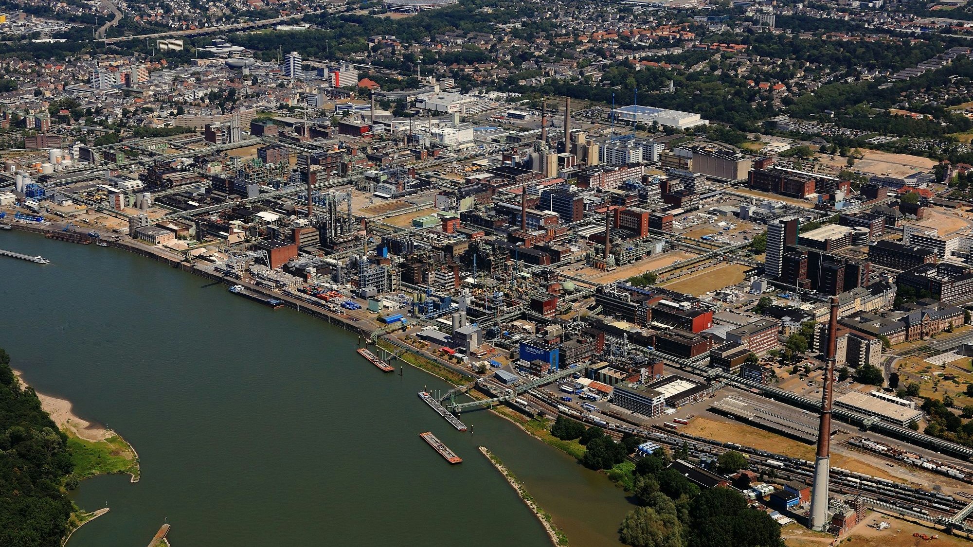 Der Chempark Leverkusen mit dem Rhein im Vordergrund aus der Luft