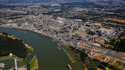 Der Chempark Leverkusen mit dem Rhein im Vordergrund aus der Luft