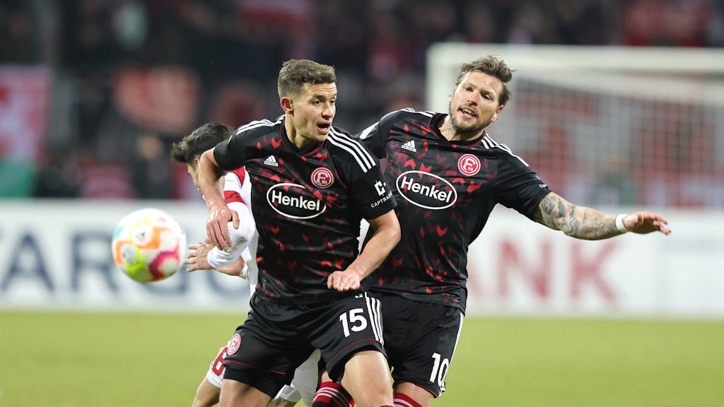 Tim Oberdorf und Daniel Ginczek kämpfen im Pokal-Spiel beim 1. FC Nürnberg um den Ball.