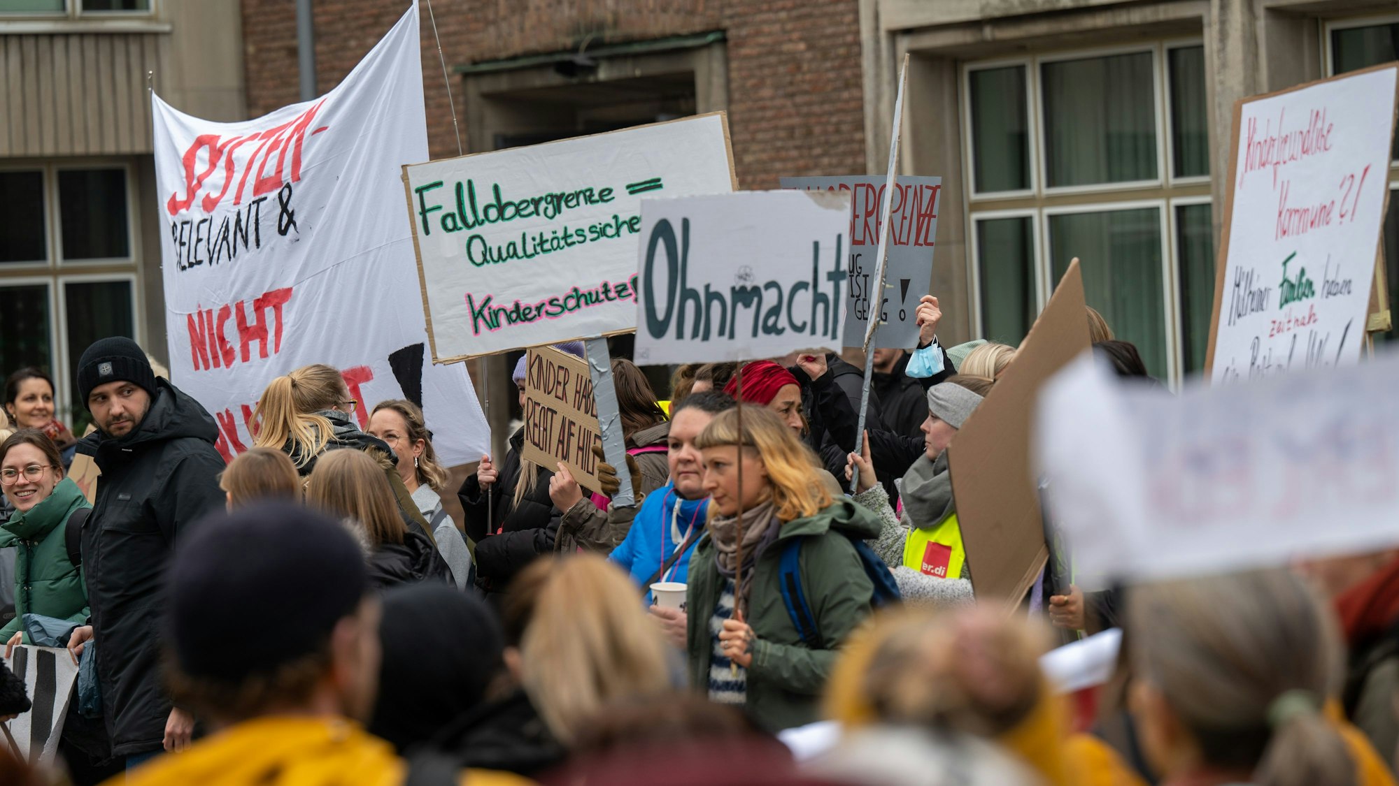 Beschäftigte der Jugendämter der Stadt Köln demonstrieren vor der Sitzung des Jugendhilfeausschusses.