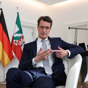 Ministerpräsident Hendrik Wüst (CDU) beim Interview in der Staatskanzlei.