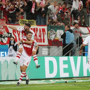 Jubel nach dem Tor zum 4:2 durch Timo Hübers (links, 1. FC Köln) mit Jan Thielmann








