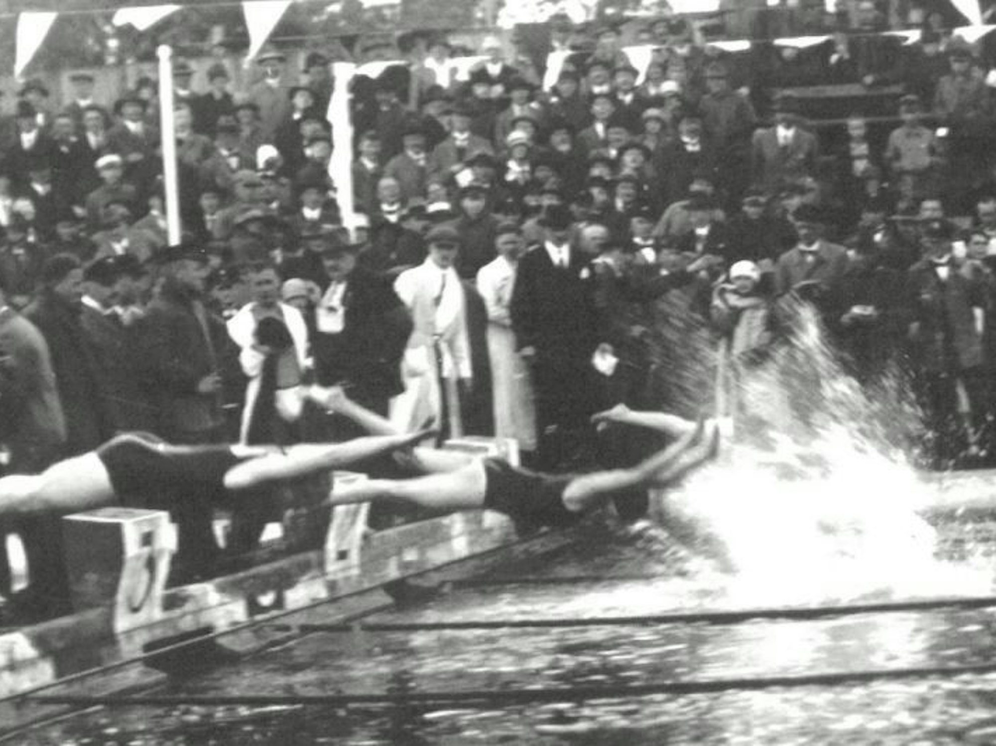 Schwimmwettkämpfe im Juli 1926. Viele Zuschauer und Zuschauerinnen verfolgten die Veranstaltung.