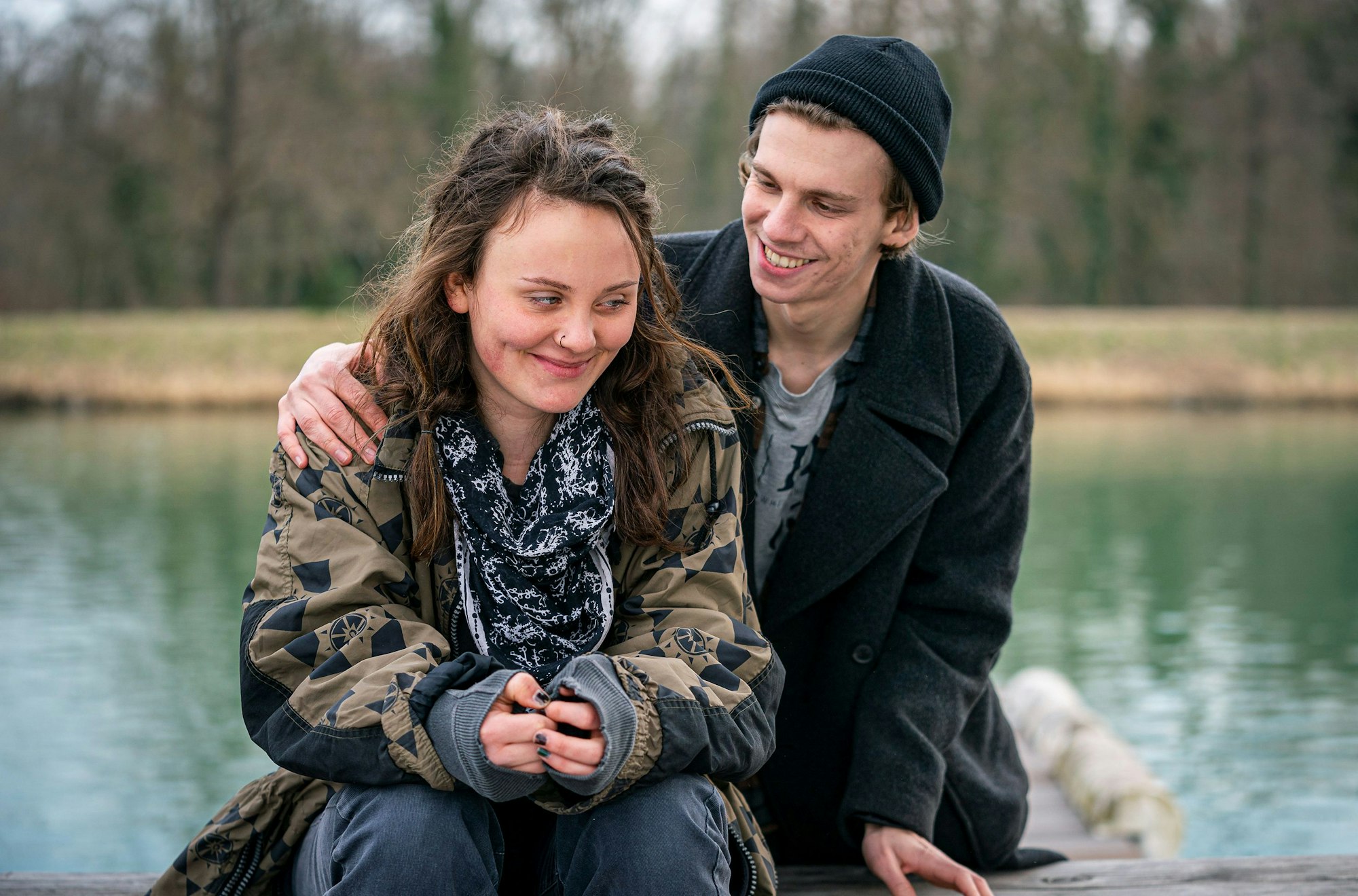 Benno (Aniol Kirberg) und Zoe (Caroline Cousin) im „Tatort: Das geheime Leben unserer Kinder“ am Rhein.