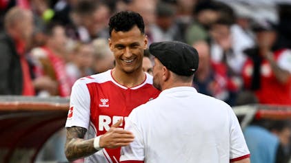 Kölns Davie Selke (l) lächelt am Spielfeldrand neben Kölns Trainer Steffen Baumgart.
