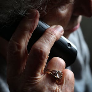 Eine ältere Frau telefoniert mit einem schnurlosen Festnetztelefon.&nbsp;